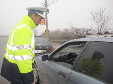 Prins pe drumurile publice cu permisul de conducere retras
